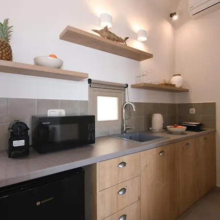 Villa Santorini - - Sleeps 2 - Pool - Parking Mesariá