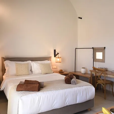 Villa Santorini - - Sleeps 2 - Pool - Parking